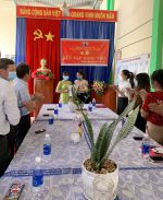 Đồng chí Lê Thị Ngọc Trang lên nhận quyết định kết nạp đảng