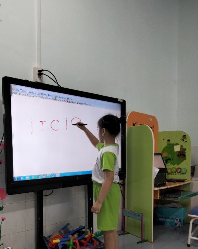 Một số hình ảnh của trẻ lớp lá thao tác trên màn hình cảm ứng trong hoạt động làm quen chữ viết