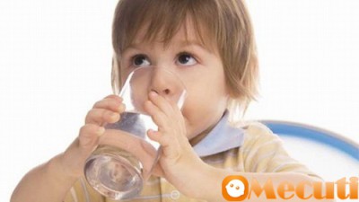 Nhu cầu uống nước 1 ngày của trẻ.