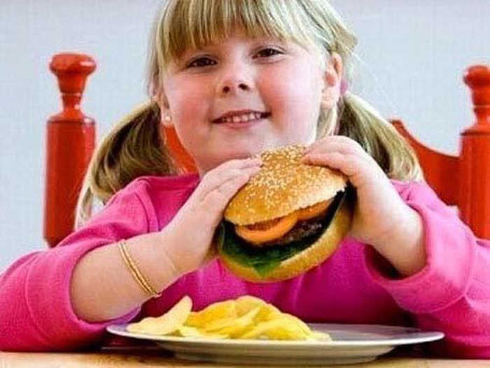 Đồ ăn nhanh sẽ khiến trẻ dễ bị thừa cân, béo phì