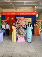 Đại diện UBND xã Định An lên tặng hoa cho trường
