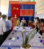 Đồng chí Nguyễn Thị Trang lên nhận quyết định kết nạp đảng